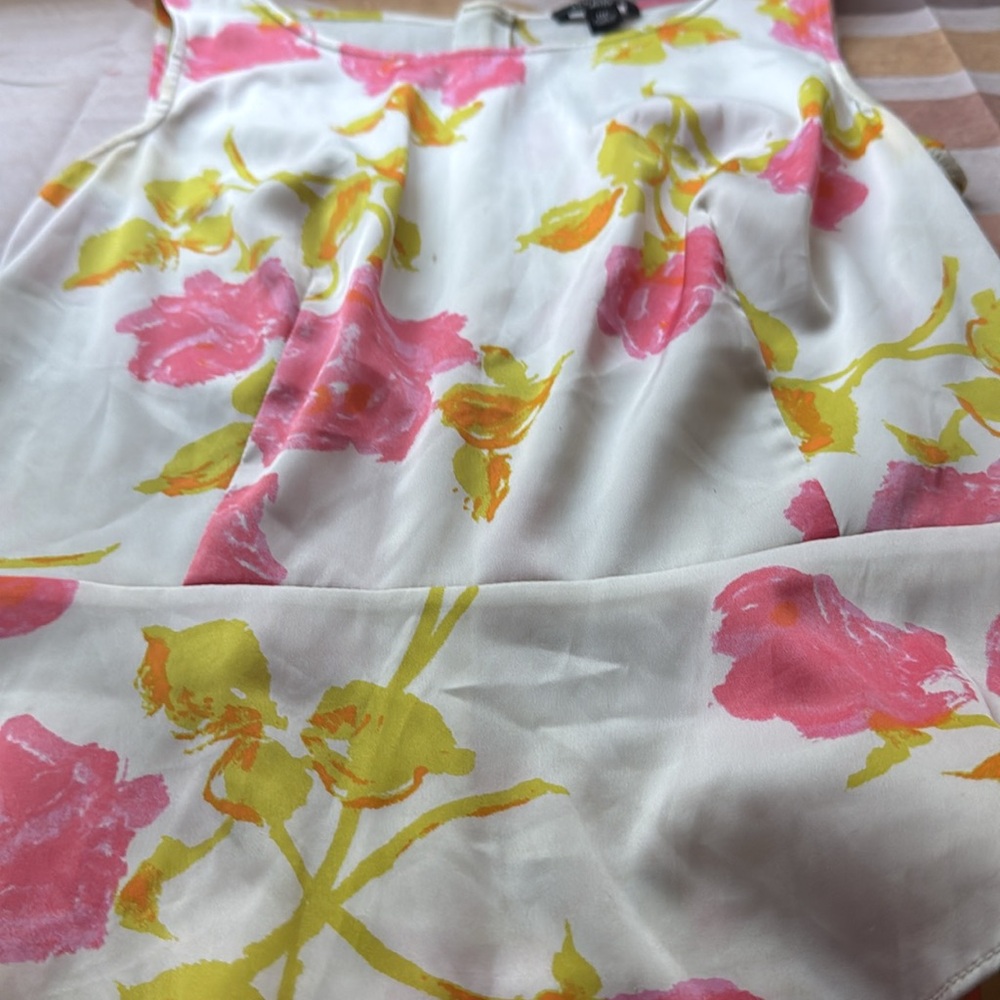 ✨Ann Taylor Floral White Pink Yellow Sleeveless Peplum Top - Picture 3 of 7